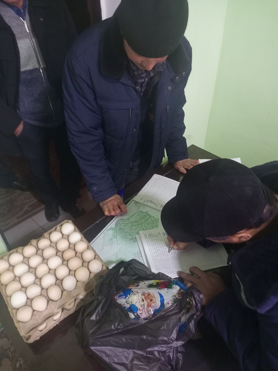Koson TIB hodimlariga bayram munosabati bilan sovg'alar berdi.