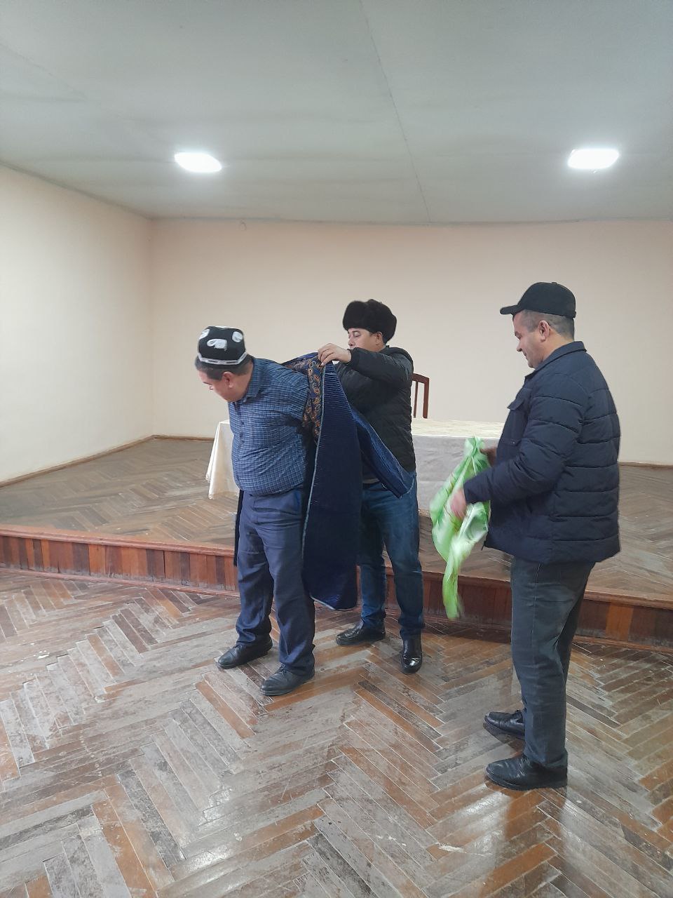 Қарши магистрал канали ирригация тизими бошқармаси ҳодимларига байрам совғалари тарқатди.