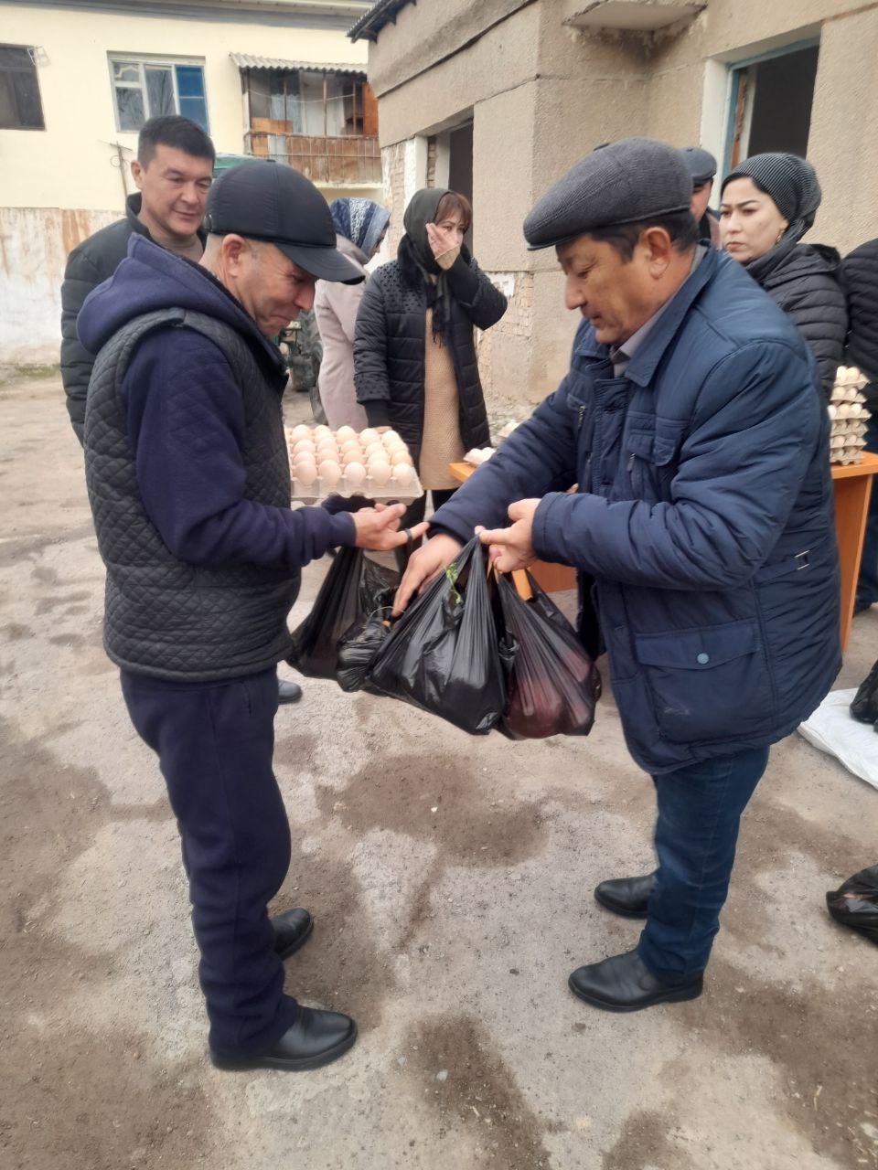 Яккабоғ ТИБ янги йил муносабати билан ҳодимларига совғалар тарқатди.