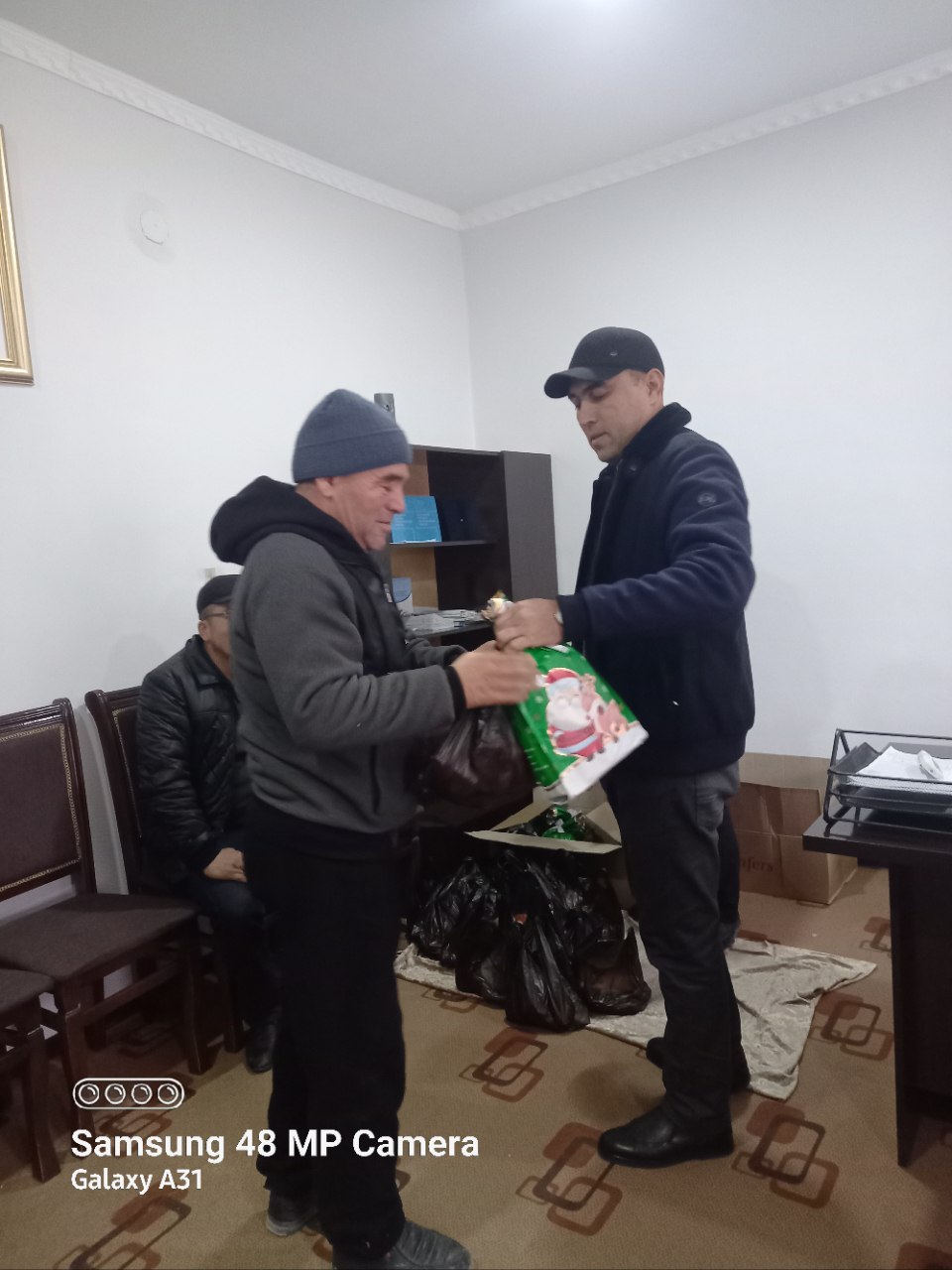 Китоб туман ирригация бўлими ишчи ҳодимларига байрам совғаларини тарқатди.