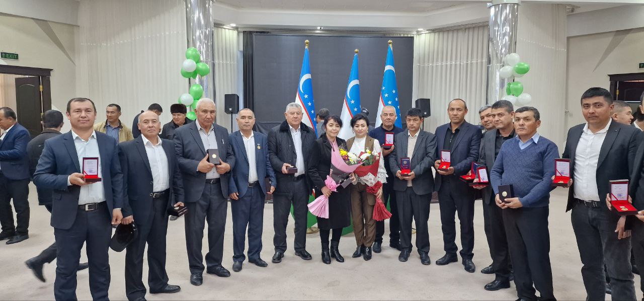 ҚАШҚАДАРЁЛИК СУВЧИЛАРГА “Ўзбекистон Республикаси Конституциясининг 30 йиллиги” эсдалик кўкрак нишони топшириш маросими бўлиб ўтди.