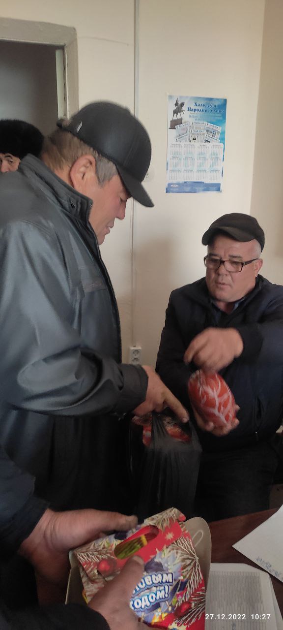 Оқсув ИТБ ишчи ҳодимларига байрам совҳалари берилди.