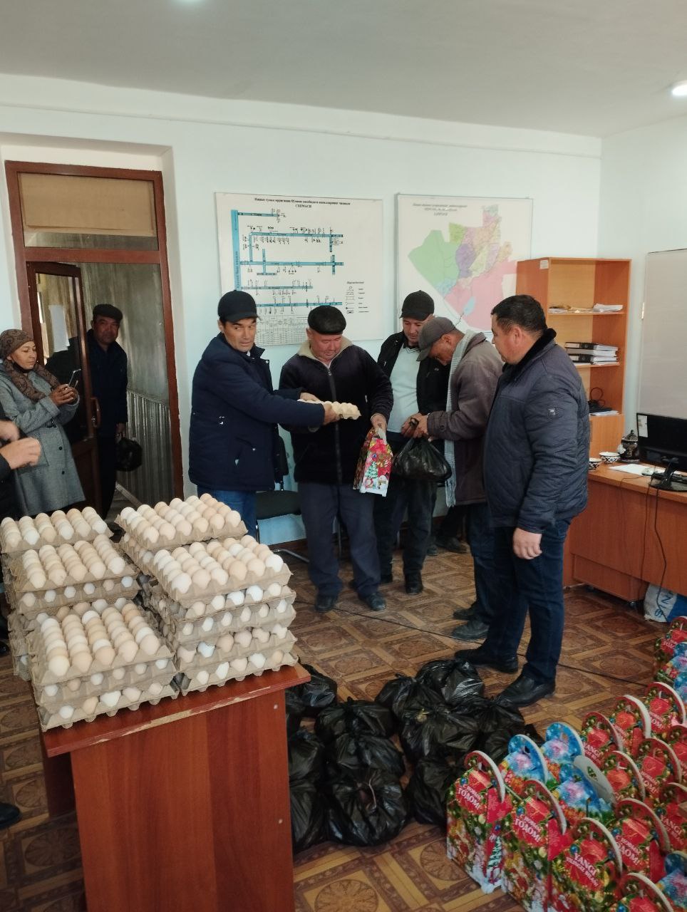 Нишон туман ирригация бўлими ишчи ҳодимларига байрам совғалари тарқатди.